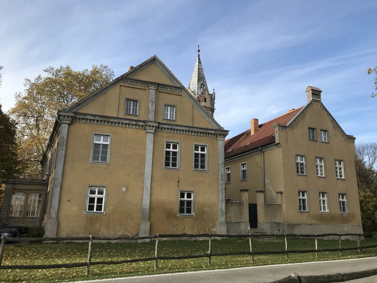 Schloss Beesdau in der Gemeinde Heideblick – Dreiflügelanlage im Ortsteil Beesdau, Landkreis Dahme-Spreewald, Brandenburg