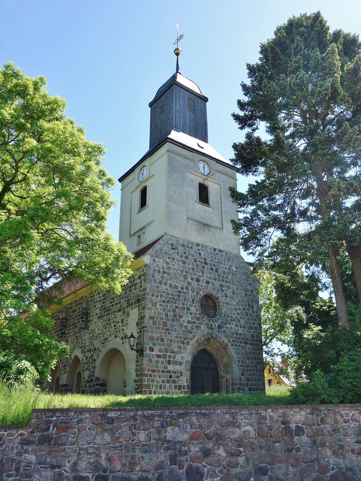 Feldsteinturm der Dorfkirche Hohenfinow