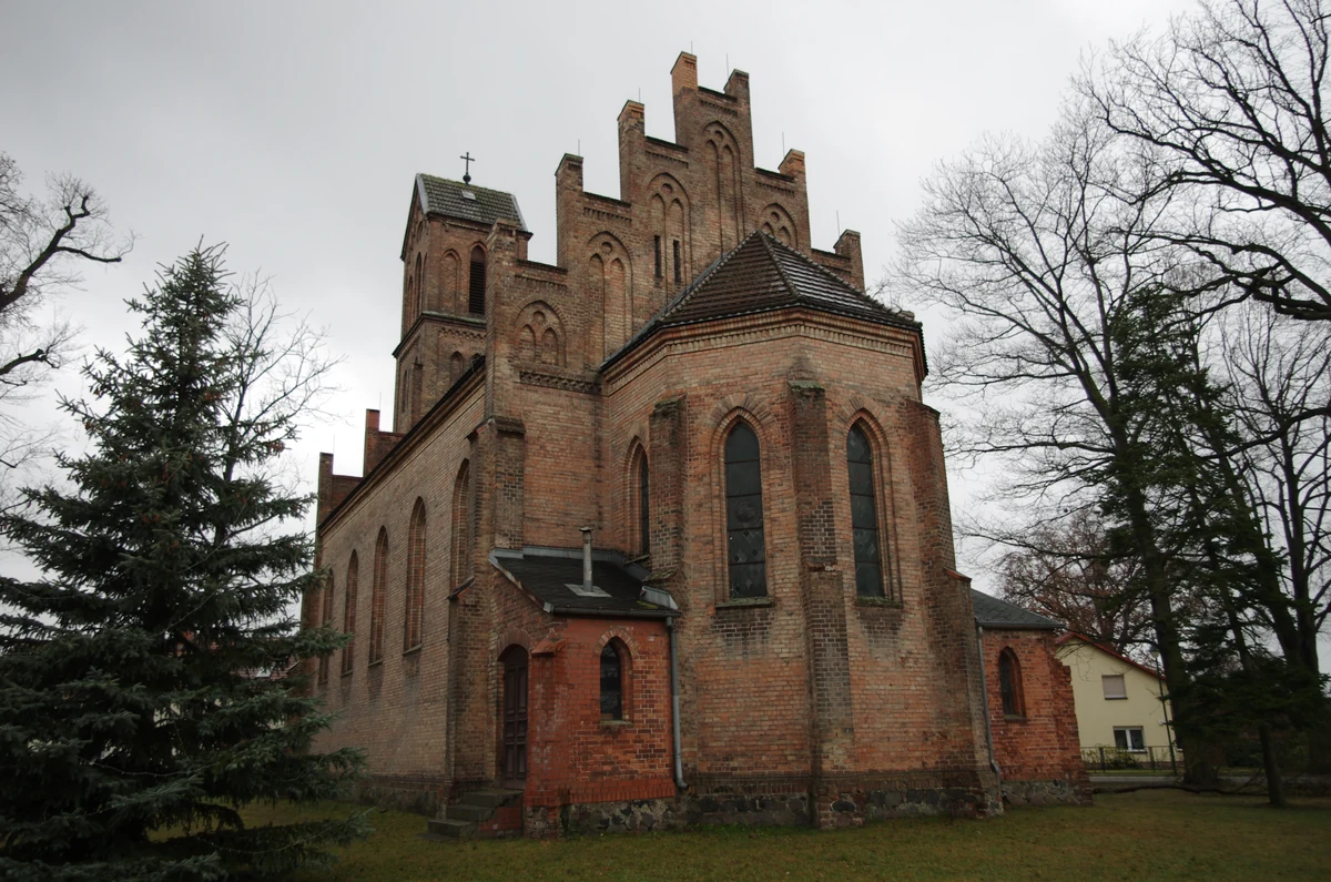 Dorfkirche Kablow – neogotische Saalkirche am Anger am Nordufer des Krüpelsees, Ortsteil der Stadt Königs Wusterhausen, Dahme-Spreewald, Brandenburg