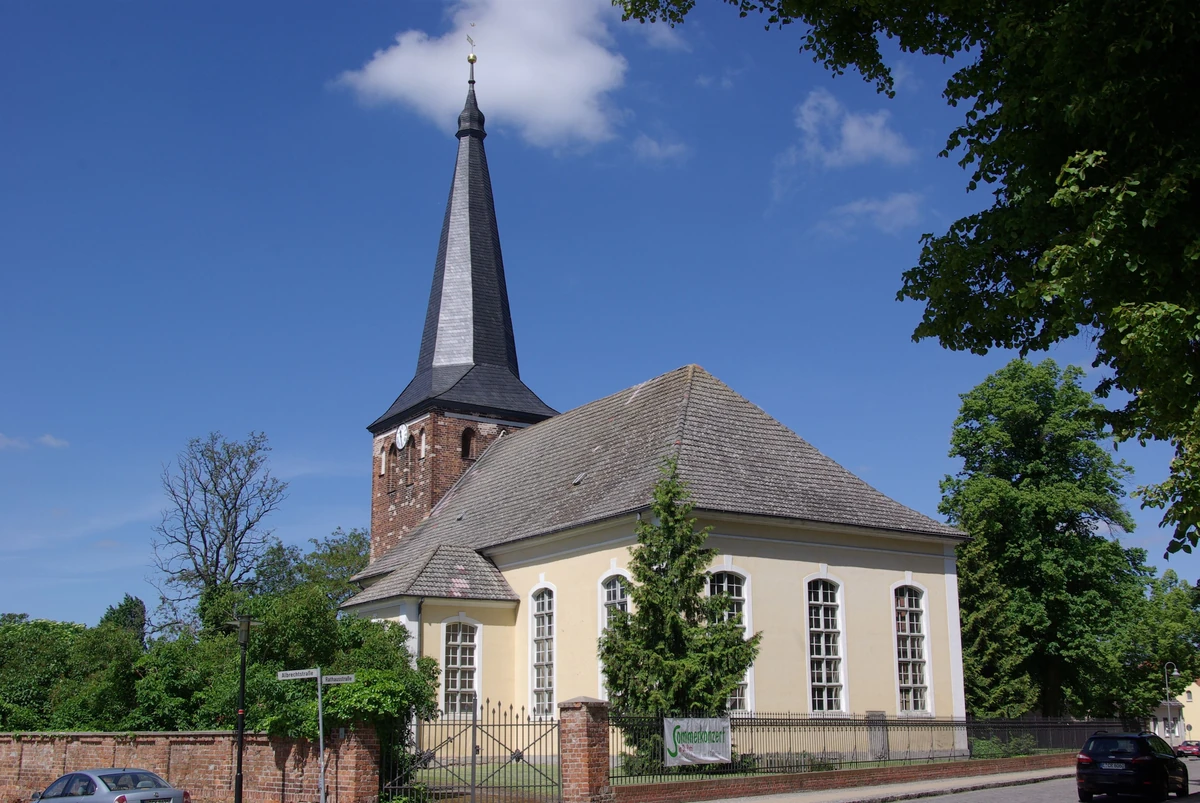 Stadtpfarrkirche St. Petri in Ketzin/Havel – Kirche mit Backsteinturm und spitzem Turmhelm, Havelland, Brandenburg