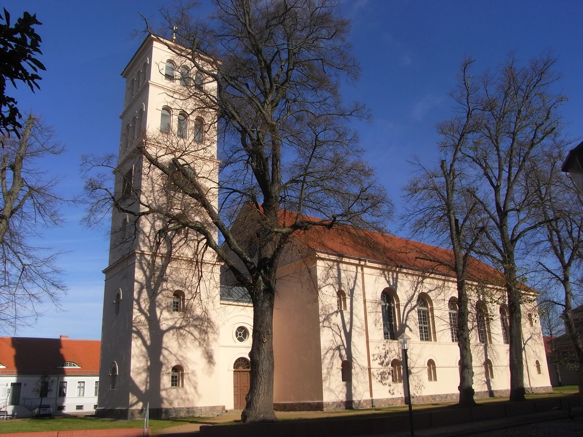 Stadtkirche Liebenwalde – helle Stadtkirche mit hohem Westturm, Südwestansicht, Oberhavel, Brandenburg