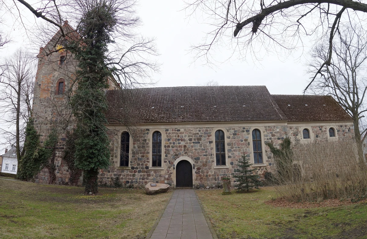 Dorfkirche Löwenberg – Feldsteinkirche mit Westturm im Hauptort der Gemeinde Löwenberger Land, Oberhavel, Brandenburg