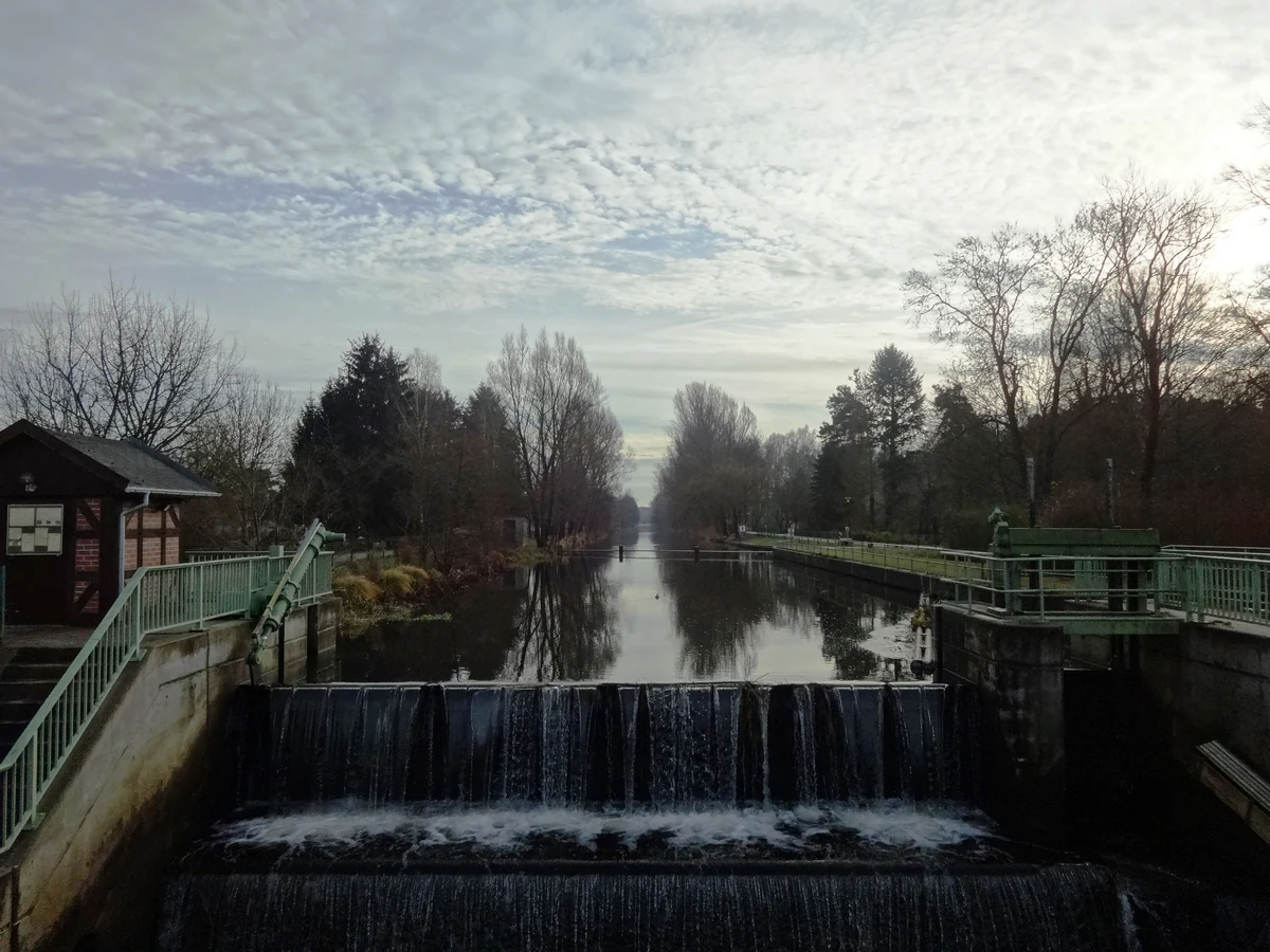 Überfallwehr an der Dahme in Märkisch Buchholz – Dahme-Umflutkanal mündet in die Dahme, Landkreis Dahme-Spreewald, Brandenburg