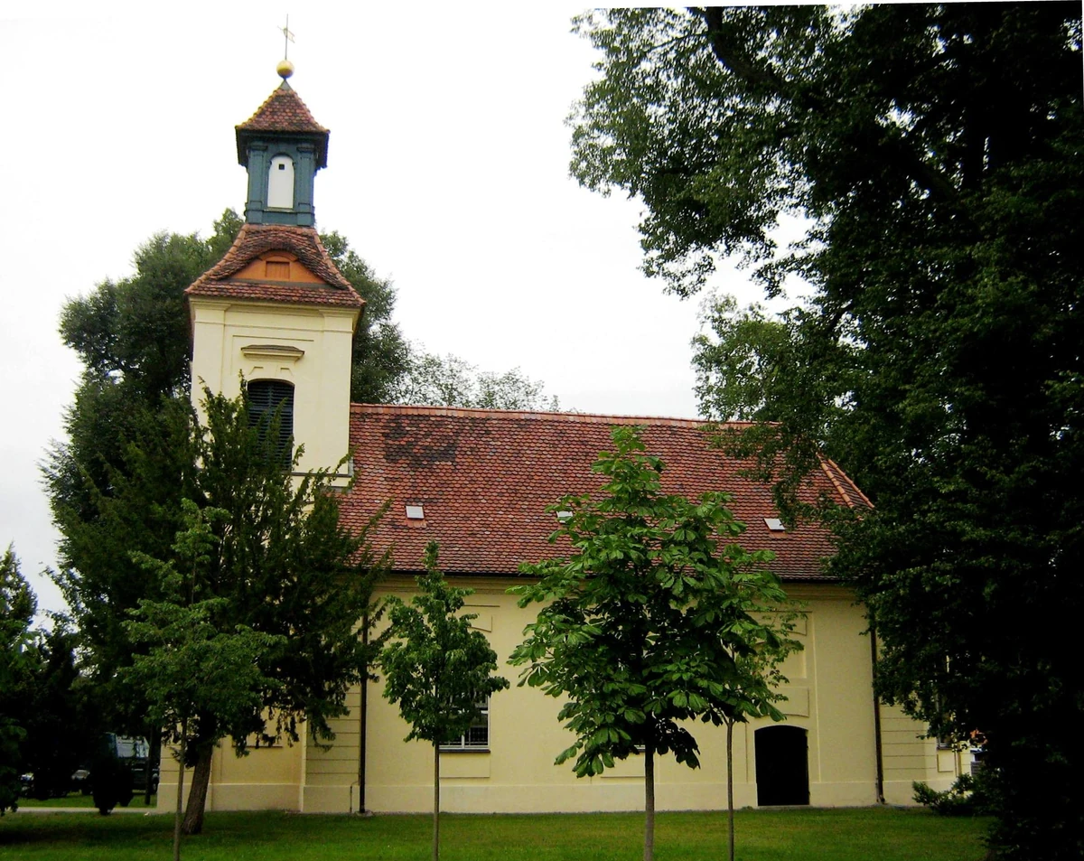Dorfkirche Schönwalde in Schönwalde-Glien – helle Dorfkirche mit Westturm und Laterne, Südansicht, Havelland, Brandenburg