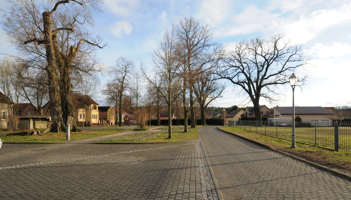 Dorfanger und Kirche Senzig an der Chausseestraße – Ortsteil der Stadt Königs Wusterhausen, Dahme-Spreewald, Brandenburg