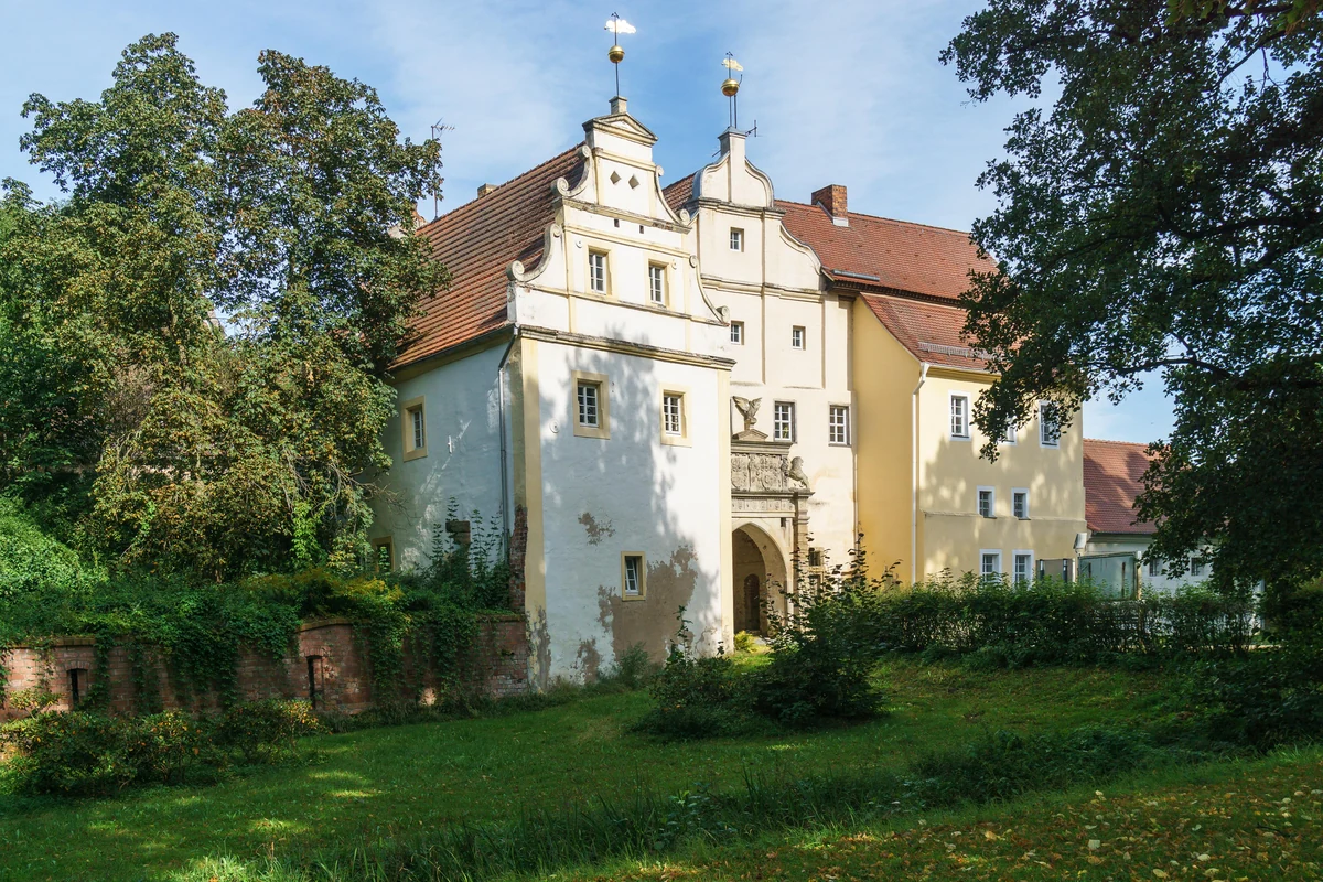 Vorderschloss Sonnewalde mit Schlosspark – erhaltenes Torhaus der Stadt Sonnewalde, Landkreis Elbe-Elster, Brandenburg