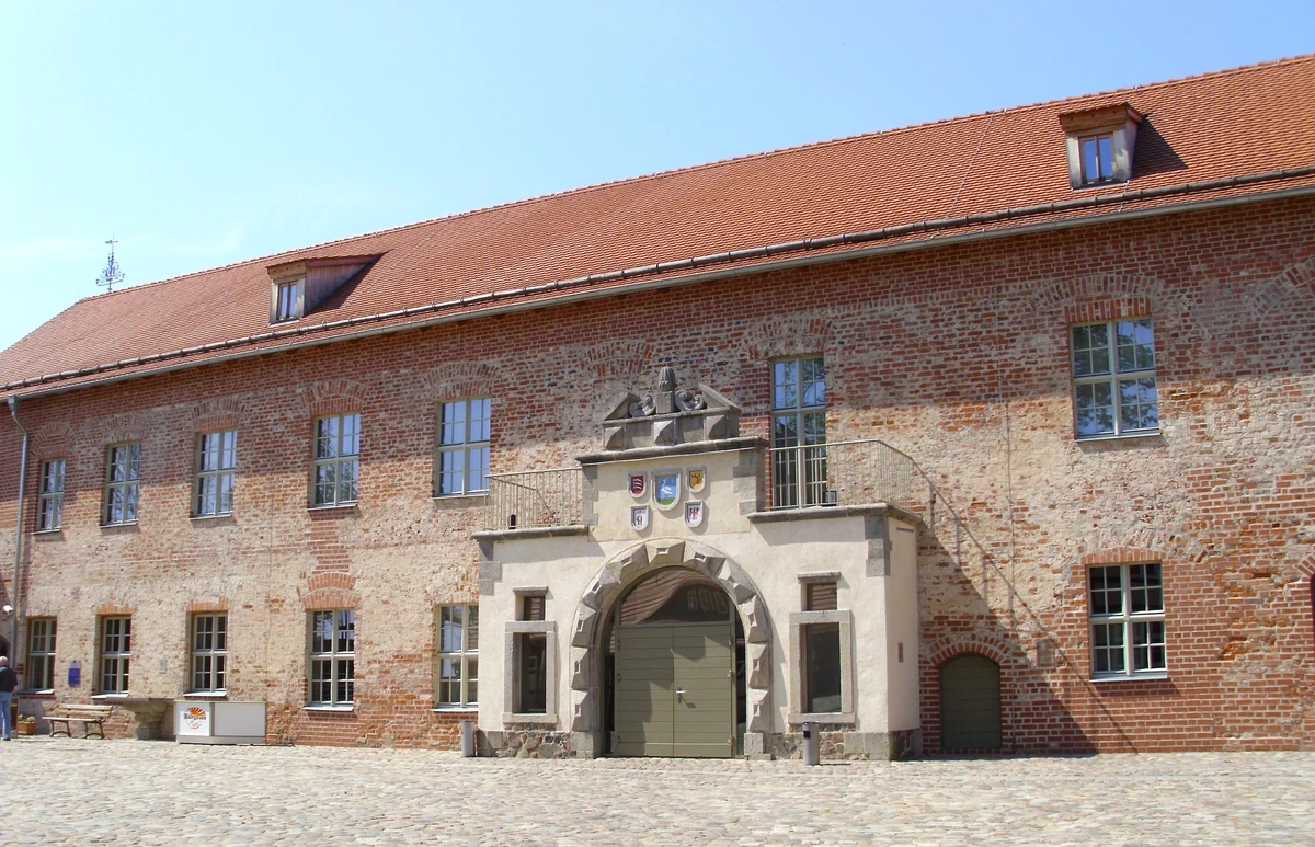 Burg Storkow – Innenhof der restaurierten Burg mit Portal, Storkow (Mark), Oder-Spree, Brandenburg