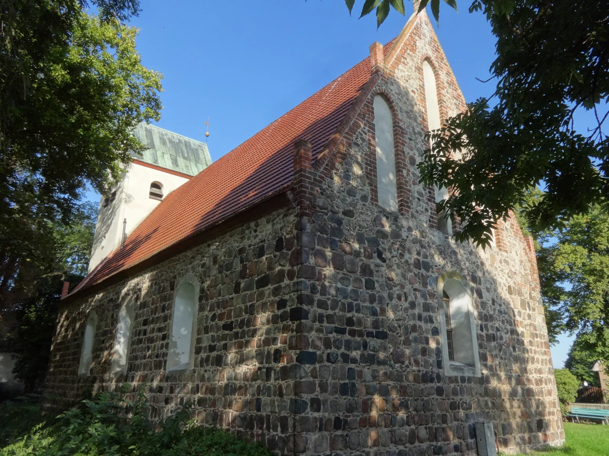 Dorfkirche Waßmannsdorf – Feldsteinkirche mit Westturm, Ortsteil der Gemeinde Schönefeld, Dahme-Spreewald, Brandenburg